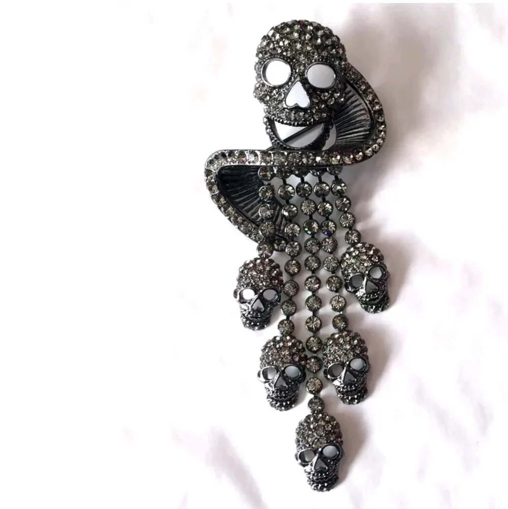 Butler And Wilson Brooch - Picture 1 of 2